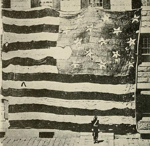 Первый флаг США, разрезанный на куски.