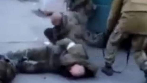 Опубликовано видео зверских издевательств украинских нацистов над пленными