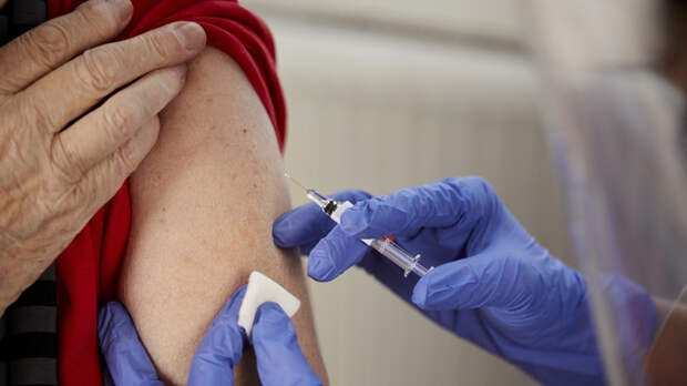 Вирусолог Чумаков высказался о необходимости ревакцинации от COVID-19