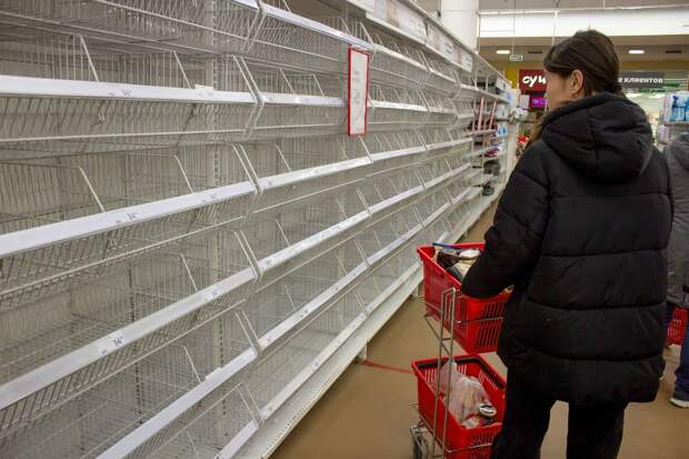 Пустые полки магазина