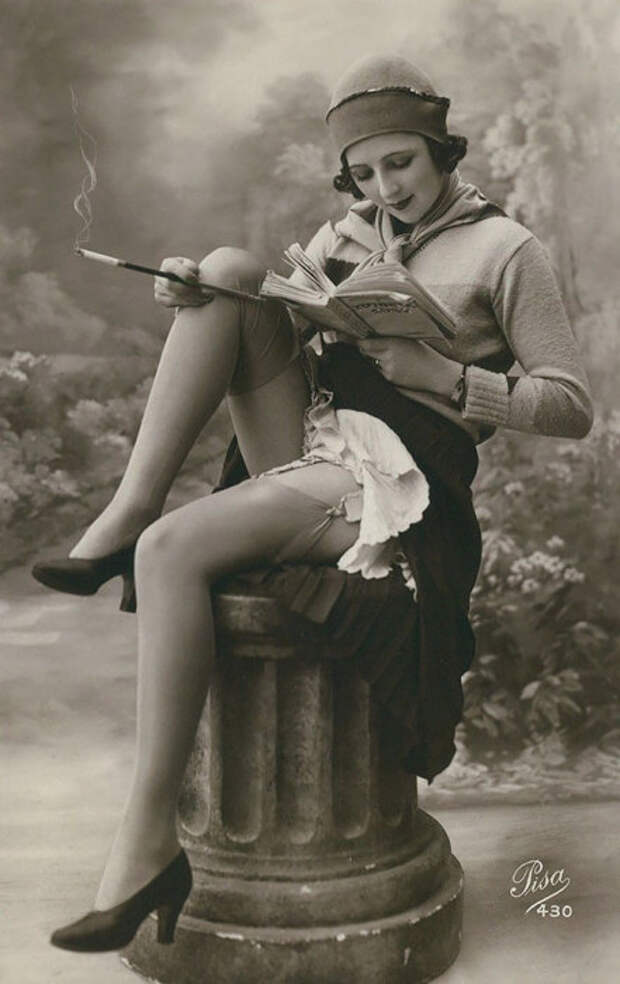 Женщина за чтением книги. Женщина за чтением книги.