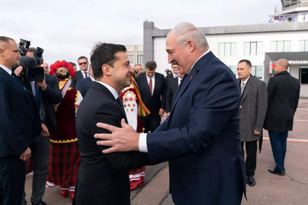 Александр Лукашенко уверяет, что поддерживал близкие контакты с Петром Порошенко и Владимиром Зеленским ради...