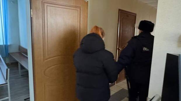 Била ремнем и заставляла стоять на гречке. В Кушве арестовали мать за издевательства над 7-летним сыном