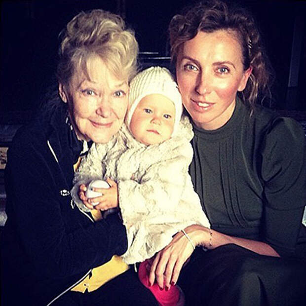 Ирина Скобцева и Светлана Бондарчук с внучкой Маргаритой