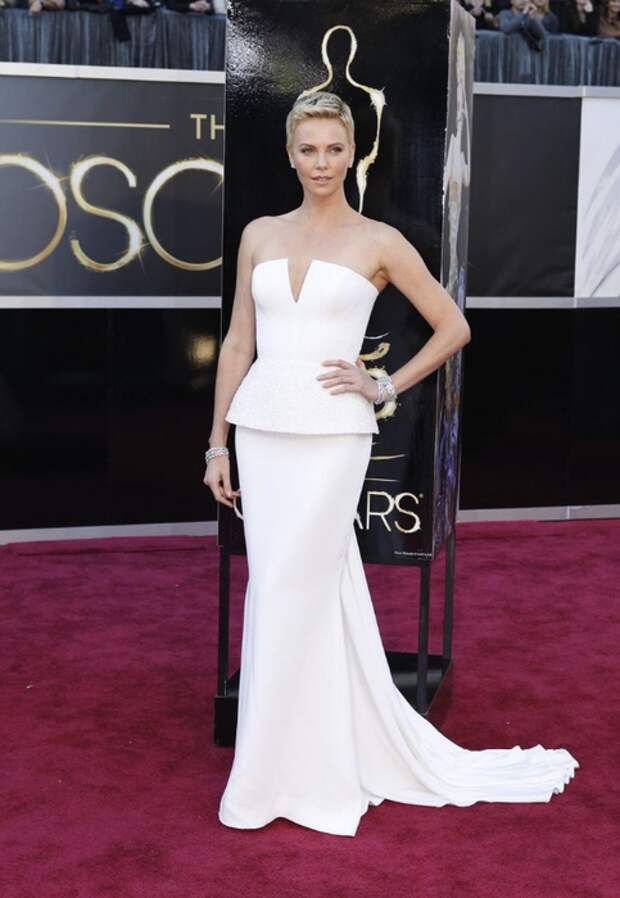 Charlize-Theron-at-Oscars-2013 (483x700, 195Kb)