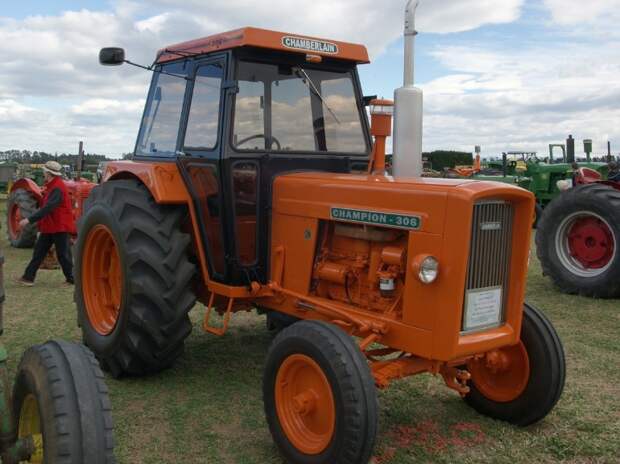 Два человека погибли в ДТП с трактором в Ростовской области