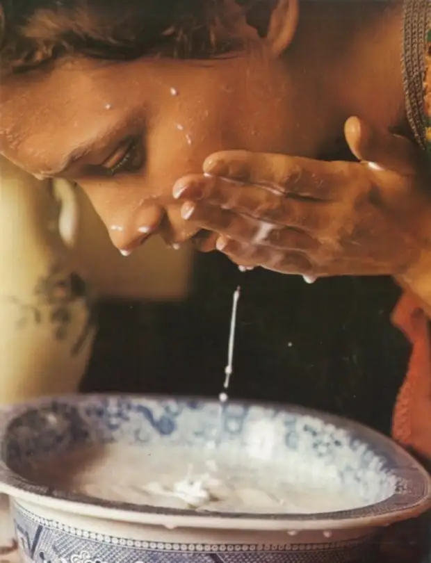 Лицо умывает молоком. Умываться мылом. Человек умывается. Молочное умывание. Молоко на лице девушки.