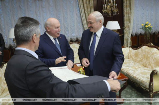 Посол России подарил Лукашенко карту с Белоруссией в составе Российской империи