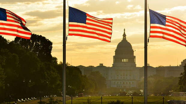 В США частично затонула баржа с 1400 тоннами токсичного спиртового соединения на борту