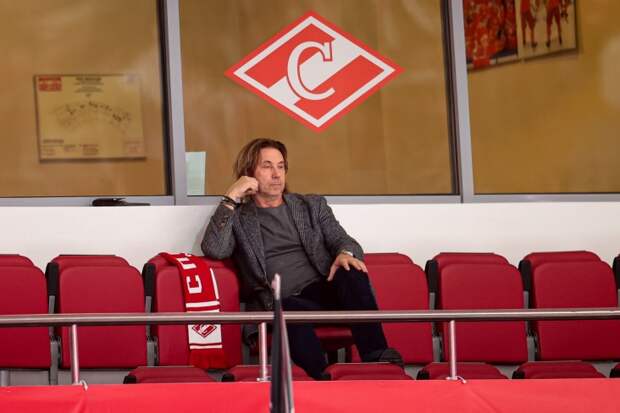 «Дружок, садись здесь, ты не будешь судить» — Мостовой раскритиковал судью матча «Пари НН» — «Крылья»