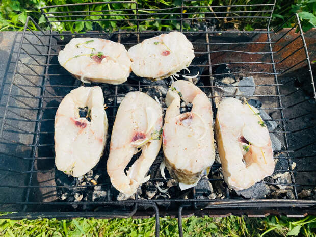 У меня решетка хоть и древняя, но к ней ничего не липнет