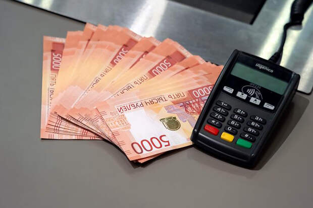 Мошенники обменяли москвичке десятки миллионов рублей на билеты из банка приколов