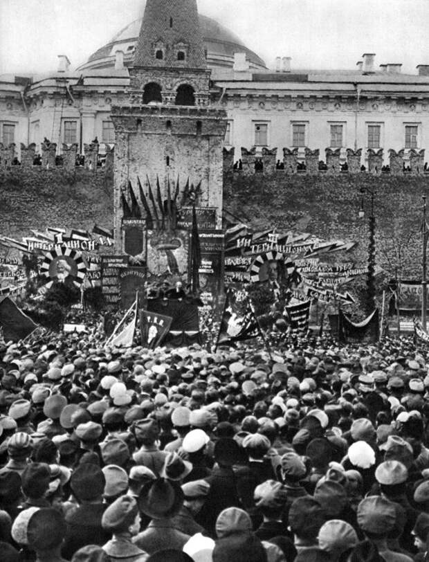 1 мая 1919. Ленин на трибуне. Москва.