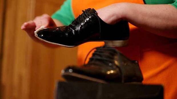 Как ухаживать за лакированной обувью