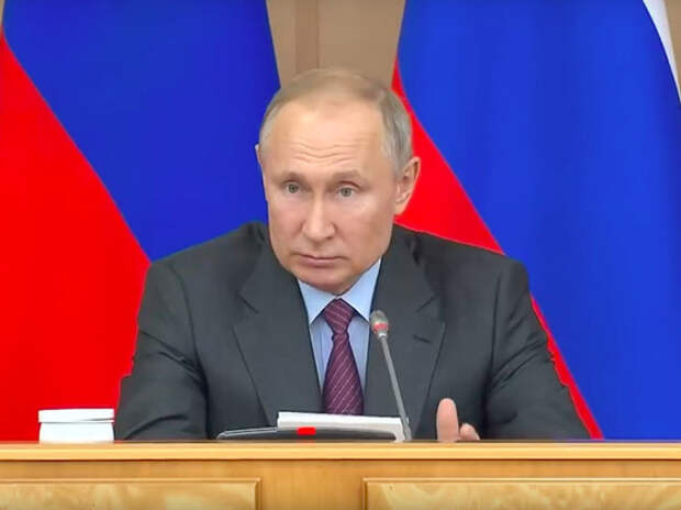 Половина россиян увидела в изменении Конституции желание Путина сохранить власть
