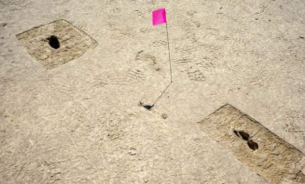В пустыне нашли следы неизвестного вида людей: отпечаткам 2 миллиона лет и они проявляются только после дождя