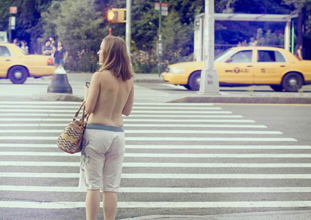Девушки Нью-Йорка спокойно ходят топлесс.