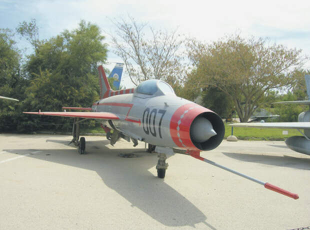 Угнанный советский истребитель стал экспонатом музея авиации. 	Фото Джея Брю
