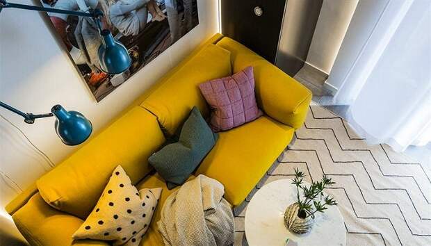 Желтый диван способен оживить любой интерьер.