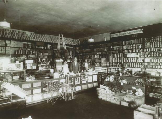 Интерьер продовольственного магазина в Бремертоне. Вашингтон, 1925 год.