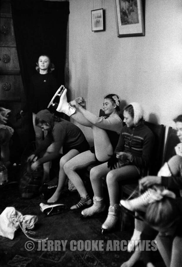 girl-putting-on-skate