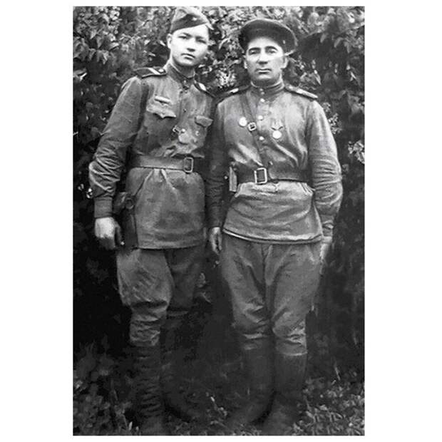Сержант Алексей Ванин слева, 1943 год