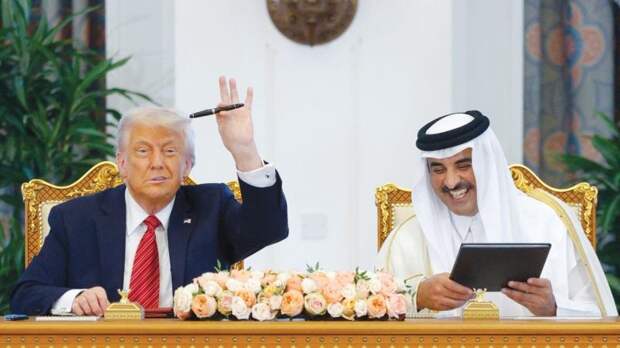Дональд Трамп и эмир Катара Тамим бин Хамад Аль Тани на подписании документов о стратегическом партнерстве в Дохе, 14 мая 2025 года
