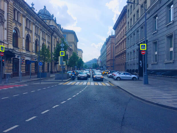 Неглинная улица, вид в сторону Кузнецкого моста, 2018. Фото моё.
