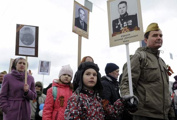 Участники акции памяти "Бессмертный полк" во время шествия в День Победы, Новосибирск, 9 мая
