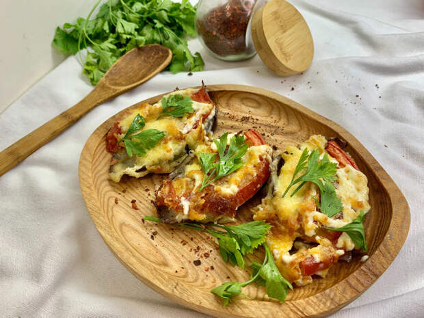 Сочные, очень вкусные, я бы даже сказала, самые вкусные баклажаны получаются по этому рецепту. Такое блюдо просто закуской не назовёшь. Это уже полноценное блюдо, к которому и гарнир не нужен!-7