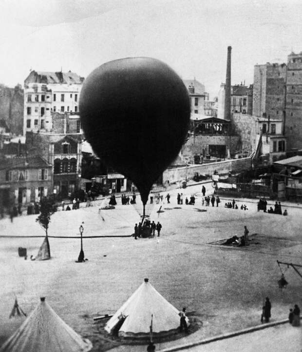 03. 1870. Воздушный шар на котором  Леон Гамбетта сбежал из Парижа, чтобы организовать сопротивление вторжению пруссаков во время франко-прусской войны,