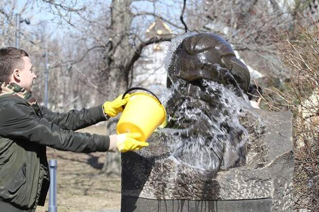 Карл Маркс проходит испытание Ice Bucket Challenge весна, весна идёт, москва, отмывание, памятники, статуи, уборка города, чистка