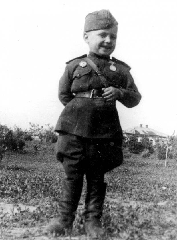 Гвардии рядовой 6-летний Сереженька Алешков, сын полка, 1942. Самый юный солдат войны. история, факты, фото