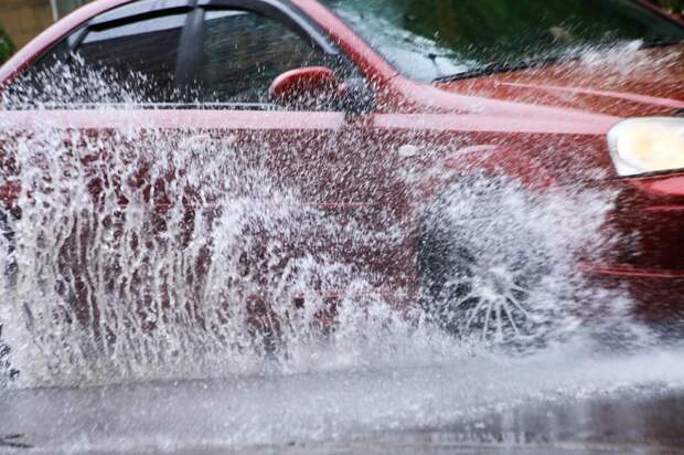 Автоэксперт перечислил правила езды на автомобиле в сильный дождь