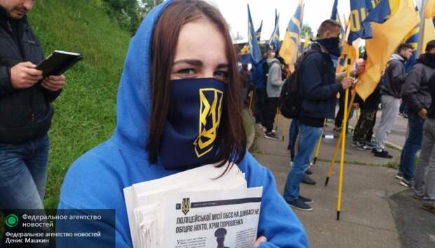 Нацисты «Азова» начинают марш в Киеве, в толпе призывают к погромам