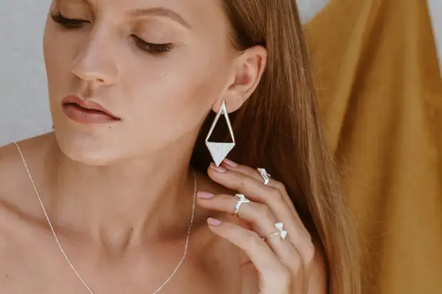 Как выбрать серебряные серьги девушке