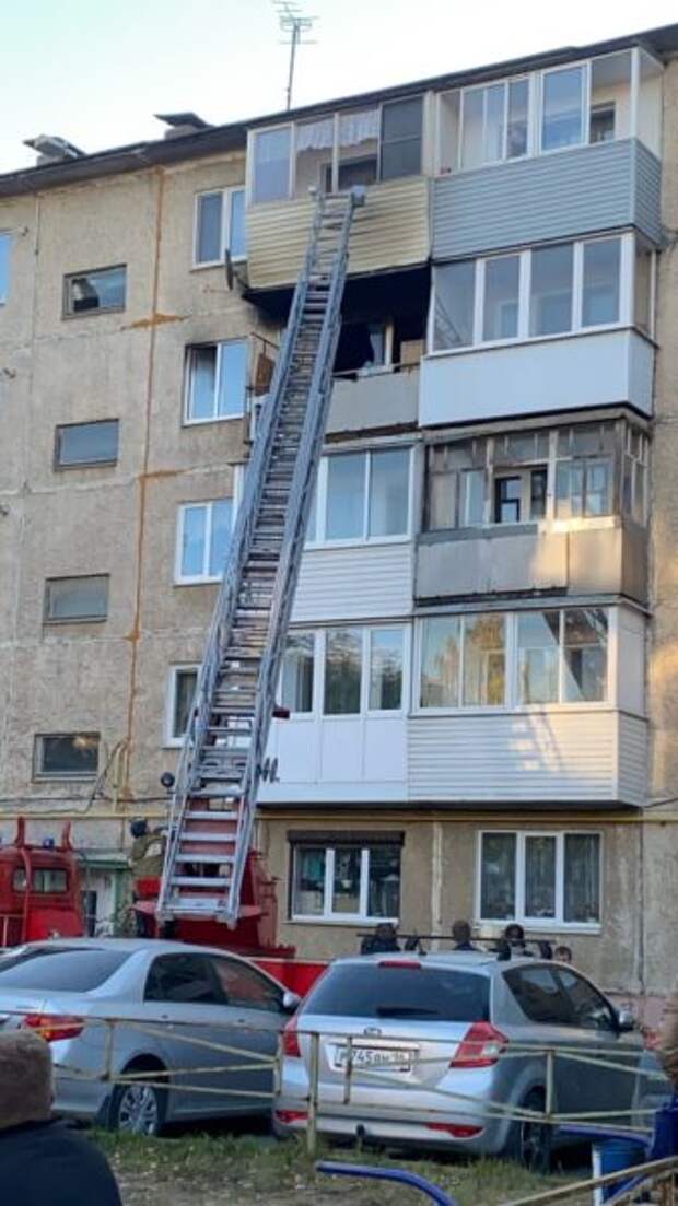 В настоящее время в Невьянске на улице Малышева в доме номер 8 произошел пожар. Загорелась квартира на четвертом этаже 