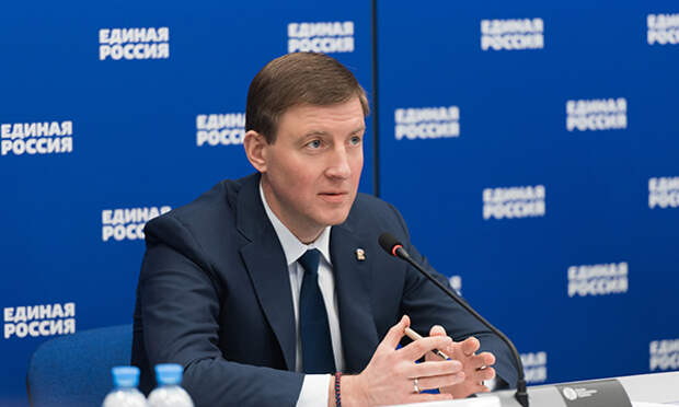 Проект закона о поправке в Конституцию включает предложения по изменению 22 ее глав. Фото: ER.RU Проект закона о поправке в Конституцию включает предложения по изменению 22 ее глав. Фото: ER.RU