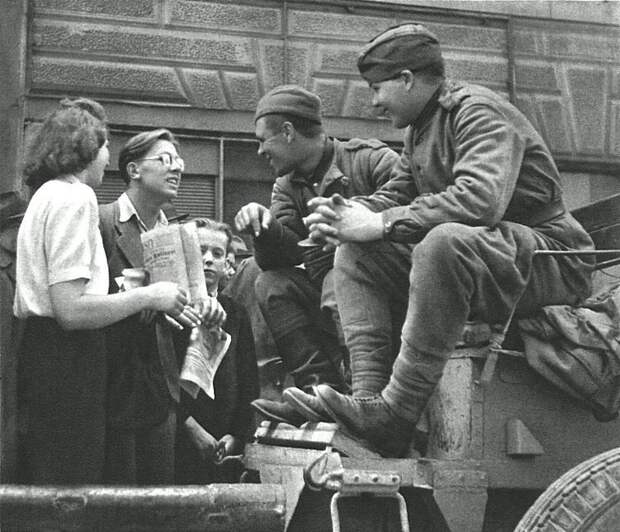 Советские солдаты общаются с жителями Праги. Великая Отечественная война, СССР, Солдаты моей страны