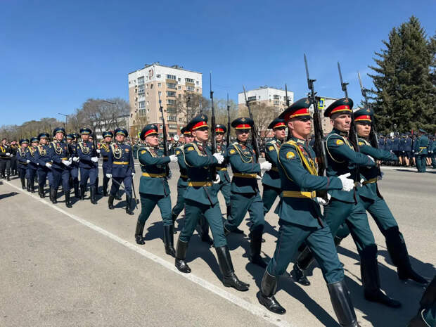 Парад Победы в Благовещенске завершился предложением руки и сердца