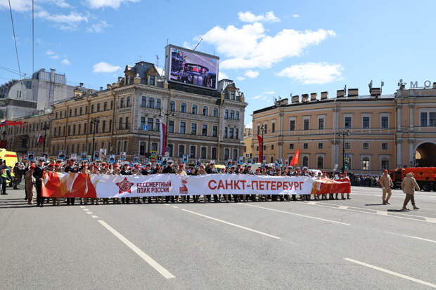 На Невском начинают собираться петербуржцы для шествия "Бессмертного полка"