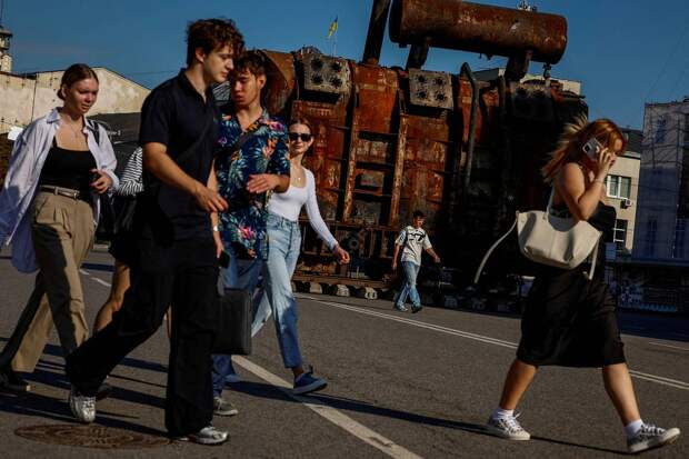 Украинские города с дронов забросали листовками о Зеленском