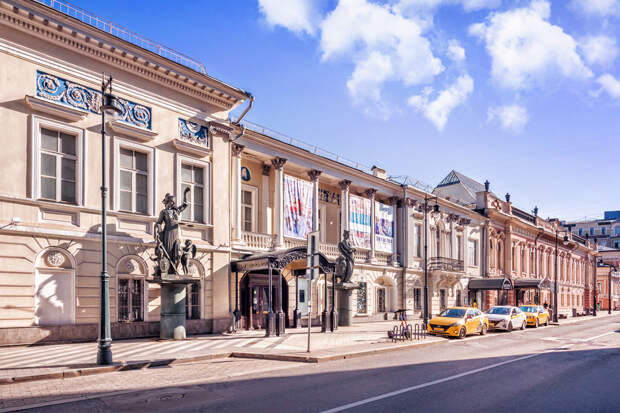 Пречистенка, 19/11с2. Галерея искусств Церетели (в историческом особняке Долгоруковых), далее по улице усадьба Морозова