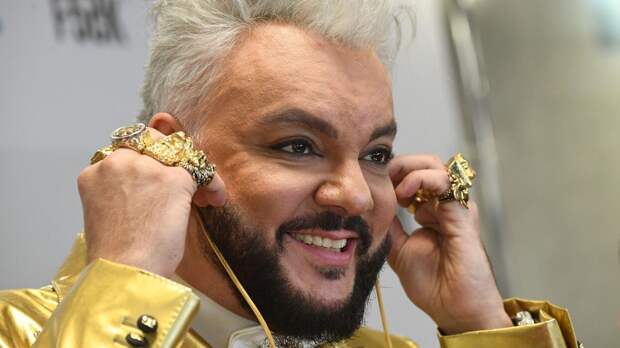 «Травма оказалась неожиданно серьезной»: Филипп Киркоров скрывает шрамы от ожогов под татуировкой