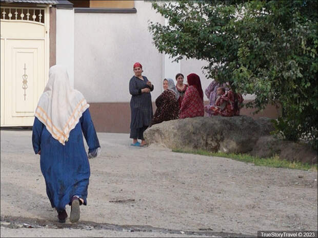 Всем привет! Как несколько жен уживаются под одной крышей, как ведут хозяйство и как разделяют "общение" с мужем - узнал в таджикском кишлаке.-2