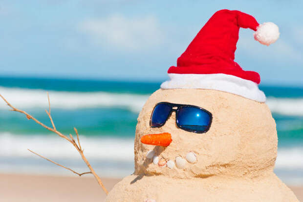 Снеговик-песковик тоже может носить новогодний наряд