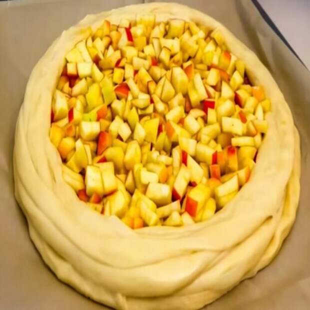 Аромат детства: сочный яблочный пирог с вареньем, который тает во рту. Простой рецепт