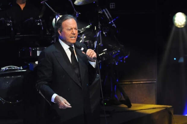 Две экс-работницы Хулио Иглесиаса обвинили его в домогательствах и насилии