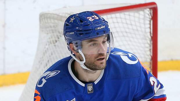 Хоккеист СКА — о праздновании Нового года: «Иногда я ложусь спать до полуночи. Я даже не встаю, не жду»