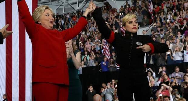 Леди Гага поддержала Хиллари Клинтон в костюме "нациста"